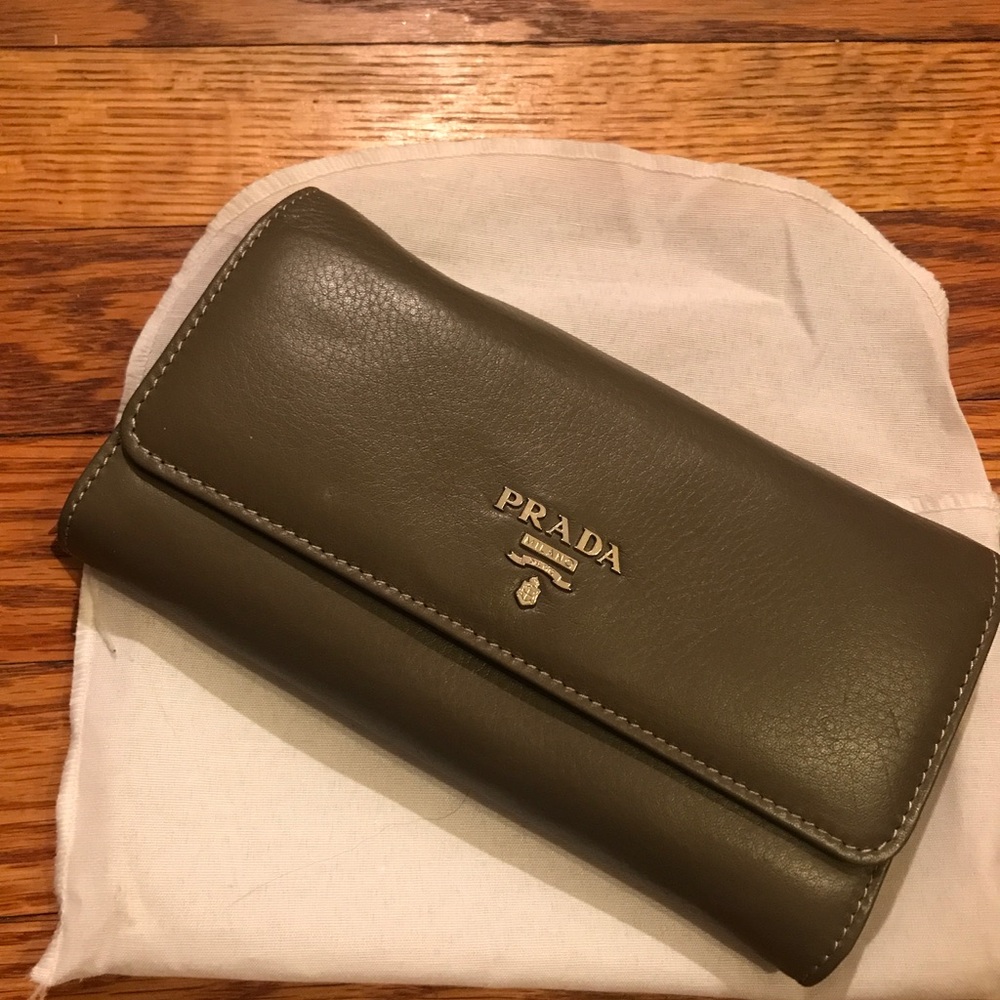 Prada wallet - FAKE